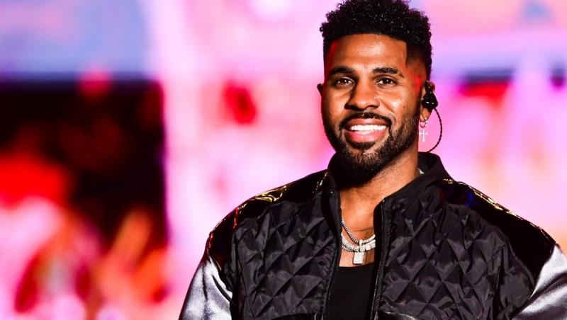 Jason Derulo îmbrăcat într-o jachetă neagră cu argintiu și un tricou negru pe dedesubt