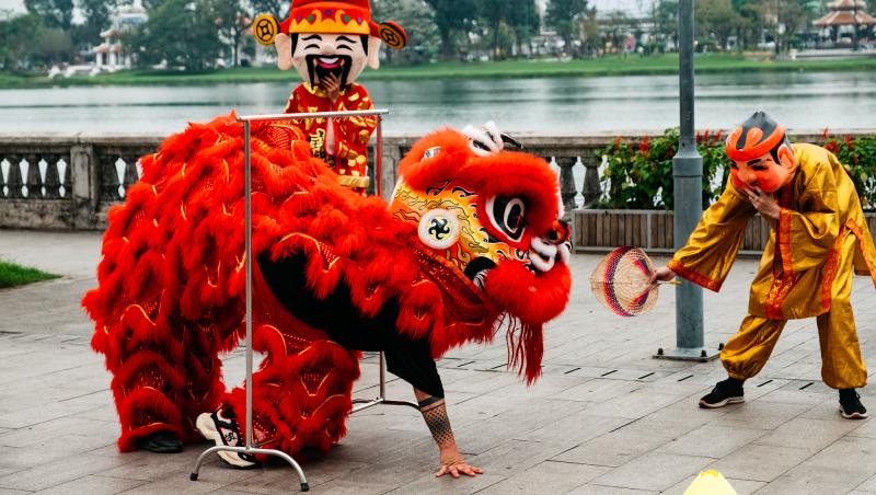 Asia Express sezonul 8, 16 octombrie 2025. Echipele s-au transformat în lei dansatori și au făcut spectacol! Ce coregrafie au avut