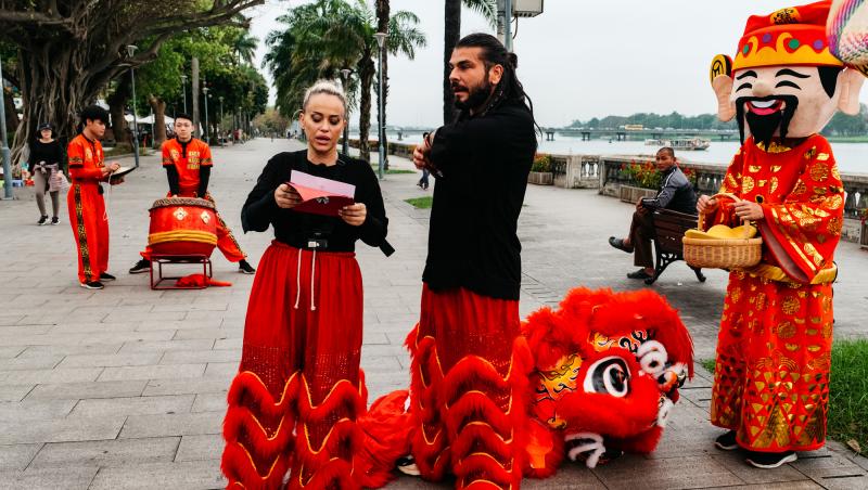 Asia Express sezonul 8, 16 octombrie 2025. Echipele s-au transformat în lei dansatori și au făcut spectacol! Ce coregrafie au avut