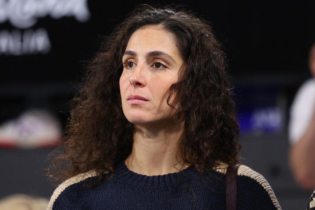 Mery, soția lui Rafa Nadal, îmbrăcată într-un pulover bleumarin, cu părul lăsat pe spate