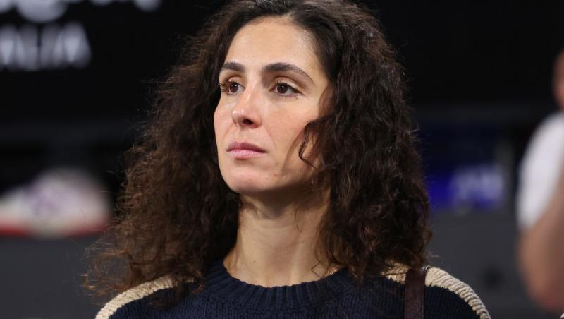 Mery, soția lui Rafa Nadal, îmbrăcată într-un pulover bleumarin, cu părul lăsat pe spate