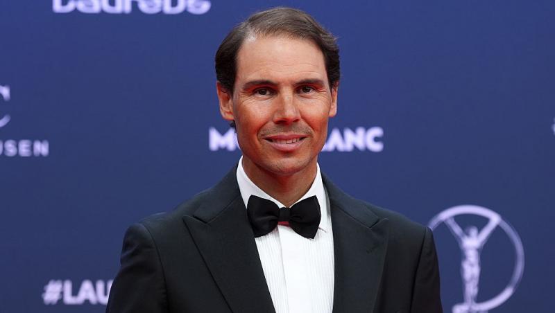 Rafa Nadal îmbrăcat elegant în costum negru, cămașă albă și papion