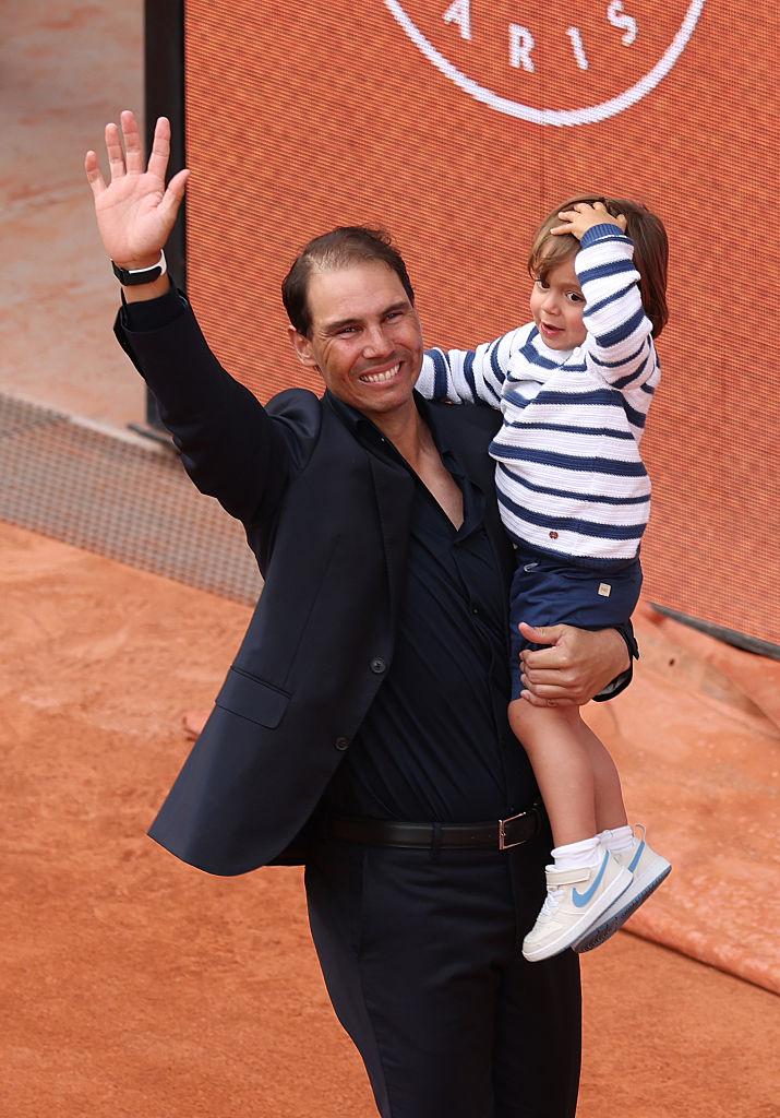 Rafa Nadal îmbrăcat într-o ținută complet neagră, alături de fiul său cel mare