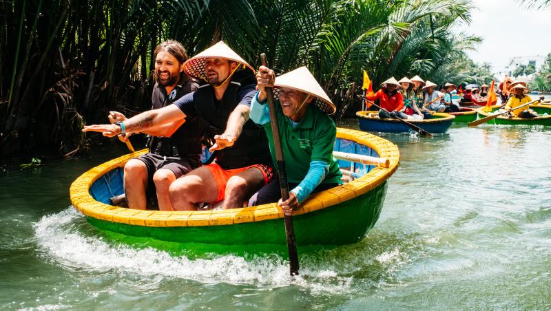 Asia Express sezonul 8, 19 octombrie 2025. Bărcuțele rotunde au dat concurenților senzații tari. De ce au țipat toți