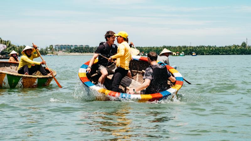 Asia Express sezonul 8, 19 octombrie 2025. Bărcuțele rotunde au dat concurenților senzații tari. De ce au țipat toți