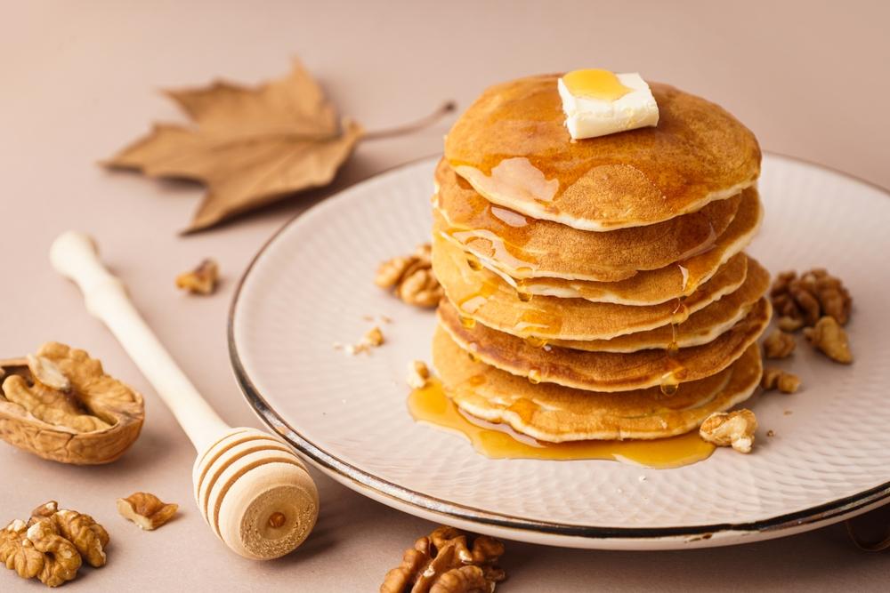 clătite pufoase pe o farfurie