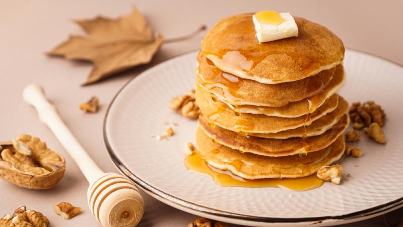 Clătitele americane sunt mult mai pufoase, datorită bicarbonatului de sodiu și a prafului de copt