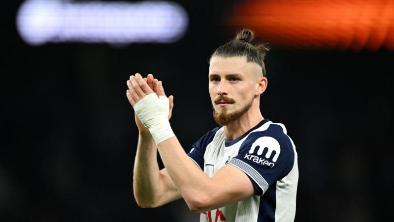 Radu Drăgușin s-a logodit. Cum a cerut-o fotbalistul în căsătorie pe Ioana Stan. Cadrul de poveste în care s-a întâmplat totul