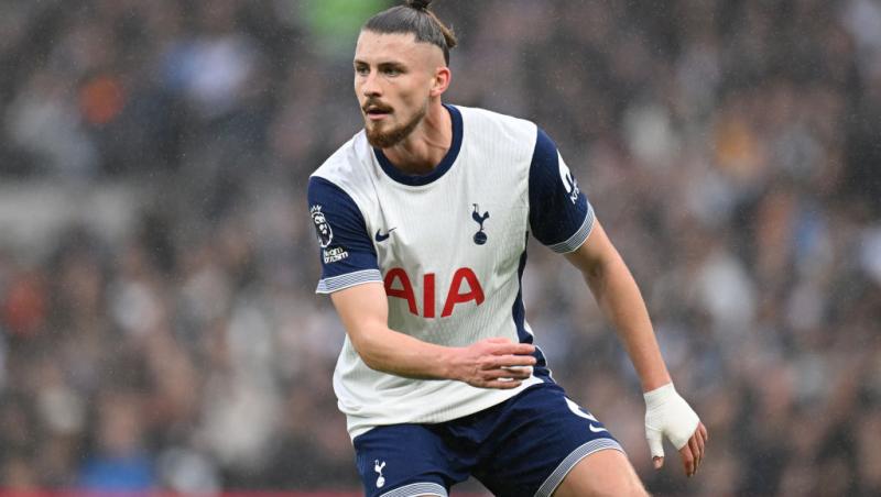 Radu Drăgușin s-a logodit. Cum a cerut-o fotbalistul în căsătorie pe Ioana Stan. Cadrul de poveste în care s-a întâmplat totul