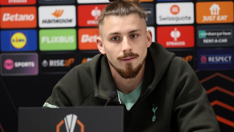 Radu Drăgușin s-a logodit. Cum a cerut-o fotbalistul în căsătorie pe Ioana Stan. Cadrul de poveste în care s-a întâmplat totul