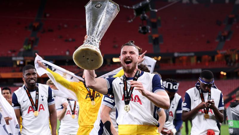 Radu Drăgușin s-a logodit. Cum a cerut-o fotbalistul în căsătorie pe Ioana Stan. Cadrul de poveste în care s-a întâmplat totul