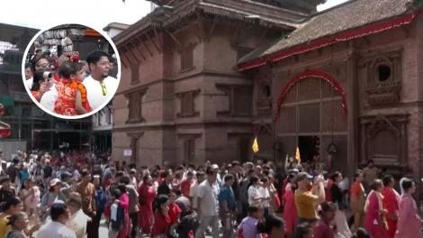 „Zeița vie” care nu are voie să calce pe pământ. Cum a ajuns o copilă de doar 2 ani venerată ca o divinitate | VIDEO