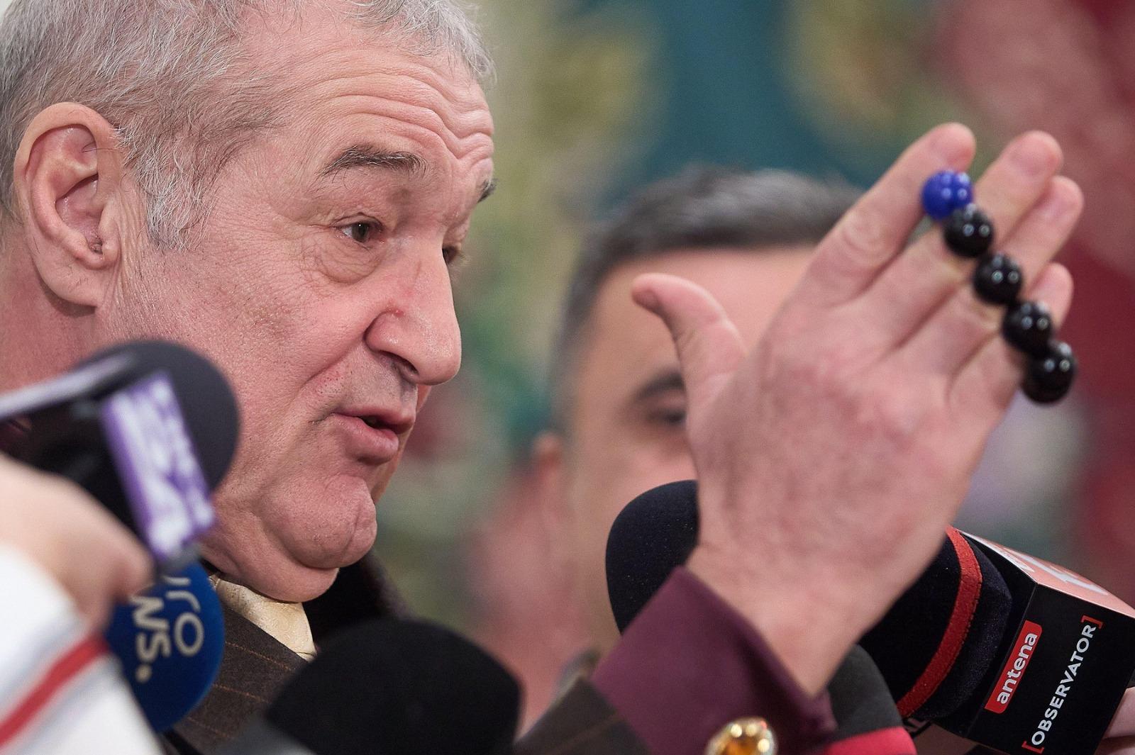 Gigi Becali vorbind la microfon în timpul unei întâlniri cu jurnaliștii