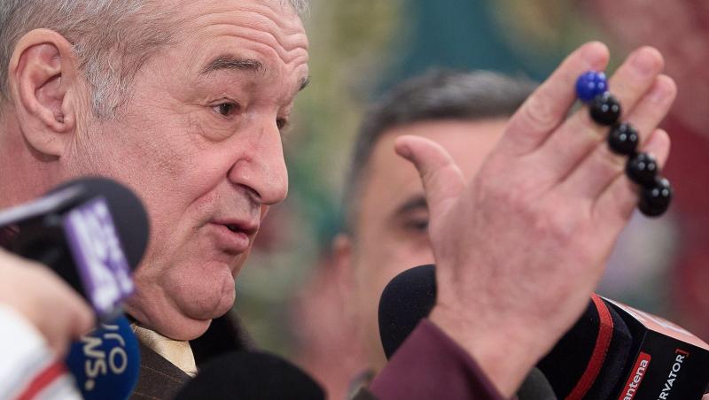 Gigi Becali vorbind la microfon în timpul unei întâlniri cu jurnaliștii