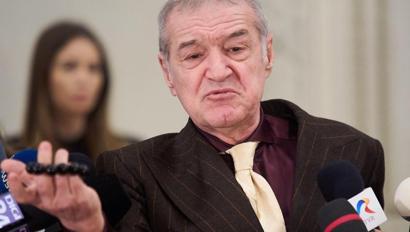 Gigi Becali vorbind la microfon în timpul unei întâlniri cu jurnaliștii