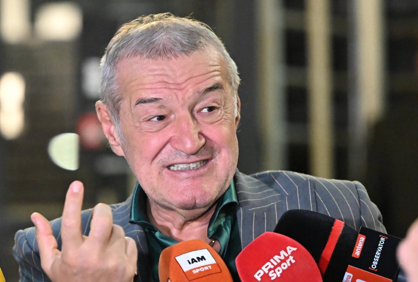Gigi Becali vorbind la microfon în timpul unei întâlniri cu jurnaliștii
