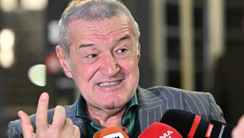 Gigi Becali vorbind la microfon în timpul unei întâlniri cu jurnaliștii