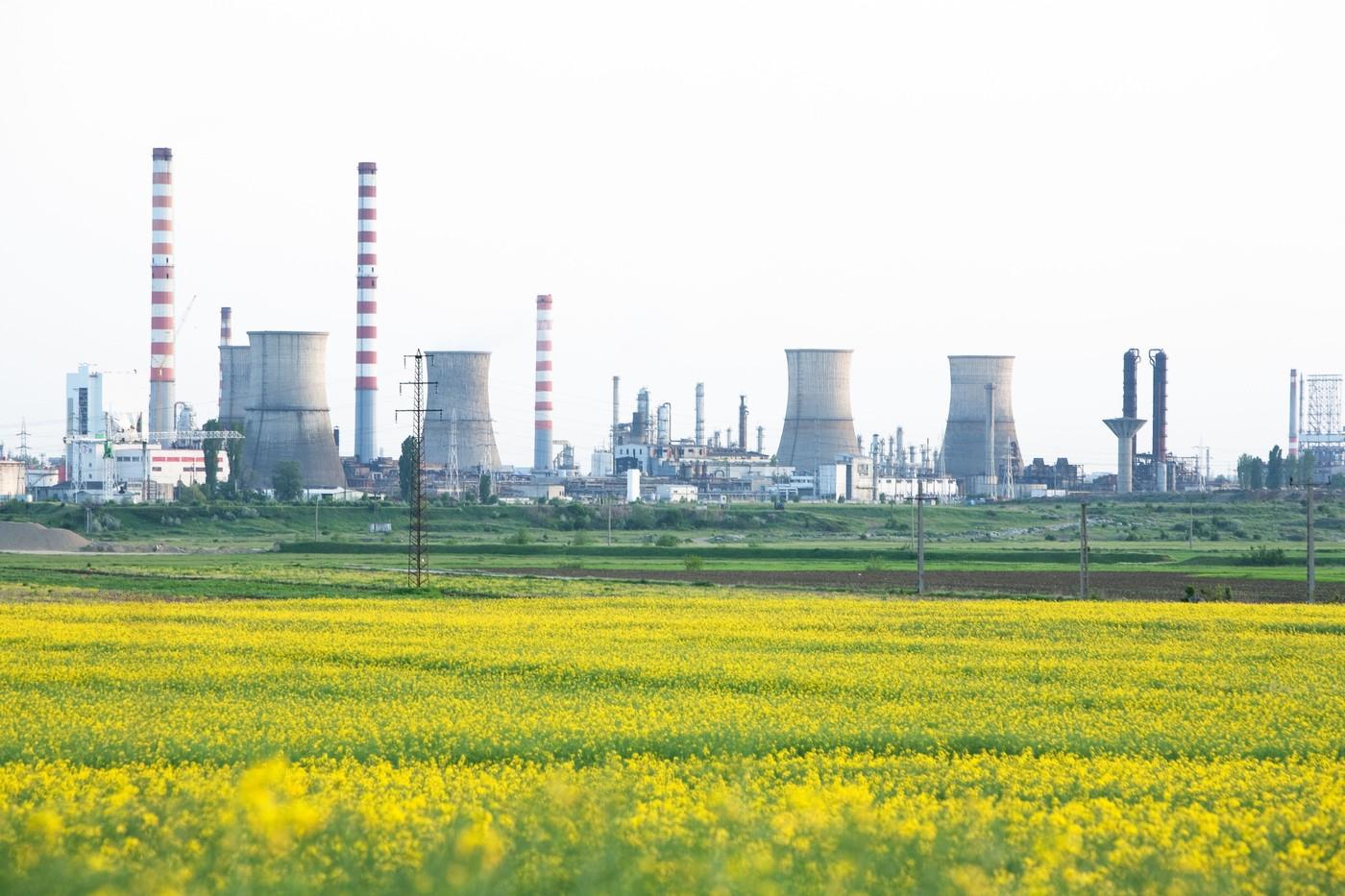 Explozie la o rafinărie din Ploiești! Suflul puternic a aruncat o persoană într-un canal de colectare! Informații complete