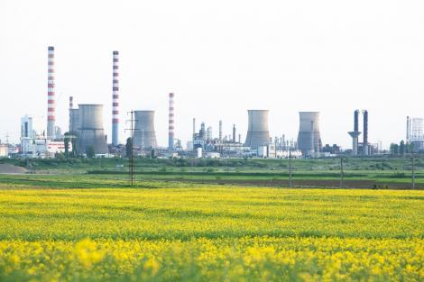 Explozie la o rafinărie din Ploiești! Suflul puternic a aruncat o persoană într-un canal de colectare! Informații complete