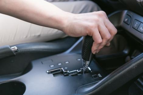 De ce le place americanilor să conducă mașini automate, dar europenii le preferă pe cele manuale. Detaliul dezvăluit de experți