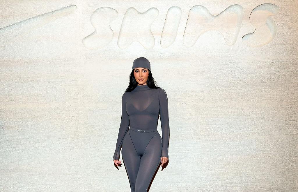 Kim Kardashian îmbrăcată cu un body gri mulat