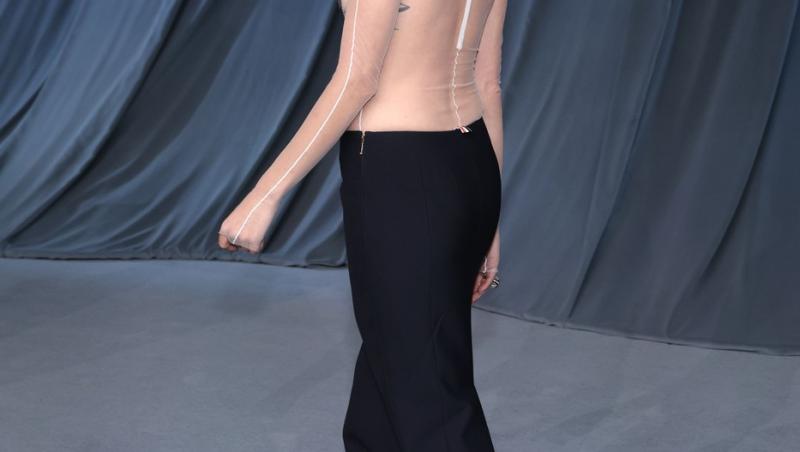 Rebecca Hall, actrița despre care toți au crezut că e topless pe covorul roșu la Academy Museum Gala 2025. 