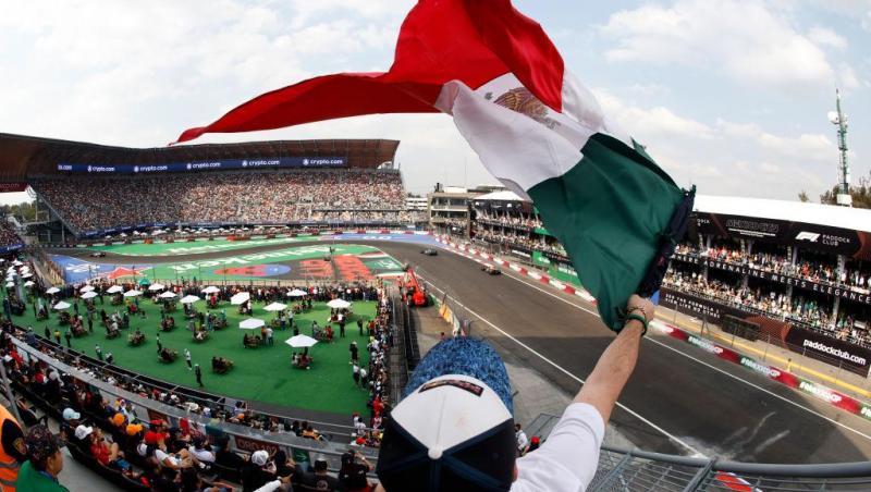 fan fluturând steagul mexicului din tribunele circuitului la marele premiu al mexicului 2024