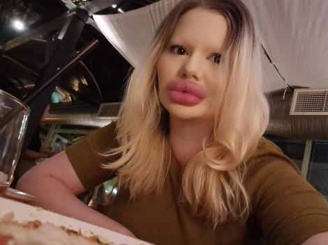 Andrea Ivanova, femeia cu cele mai mari buze din lume, a trezit noi controverse în mediul online după ce s-a filmat luând cina