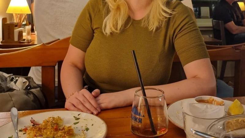 Andrea Ivanova, femeia cu cele mai mari buze din lume, a trezit noi controverse în mediul online după ce s-a filmat luând cina