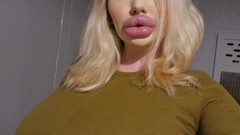 Andrea Ivanova, femeia cu cele mai mari buze din lume, a trezit noi controverse în mediul online după ce s-a filmat luând cina