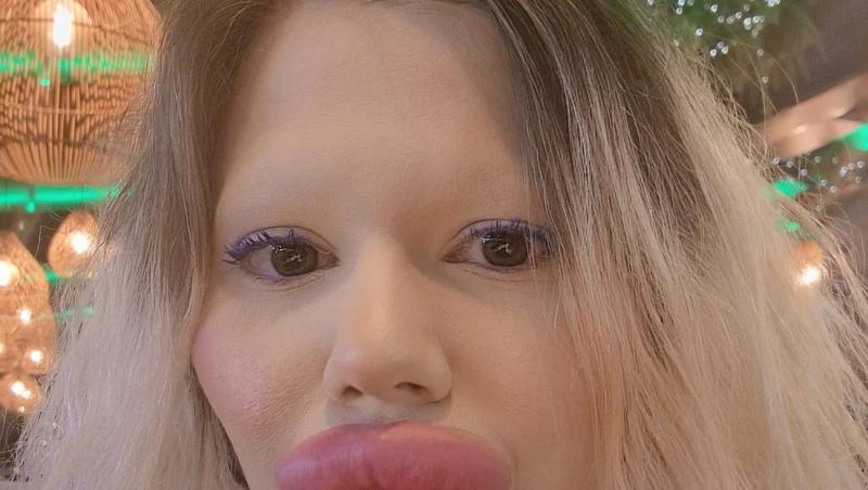 Andrea Ivanova, femeia cu cele mai mari buze din lume, a trezit noi controverse în mediul online după ce s-a filmat luând cina