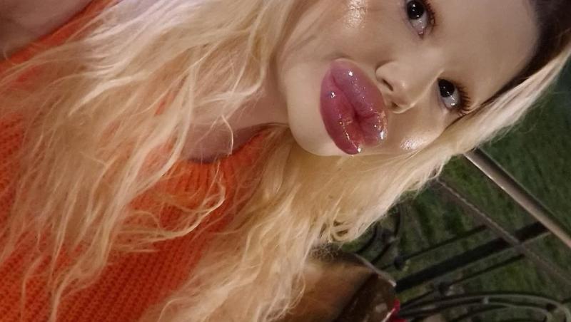 Andrea Ivanova, femeia cu cele mai mari buze din lume, a trezit noi controverse în mediul online după ce s-a filmat luând cina