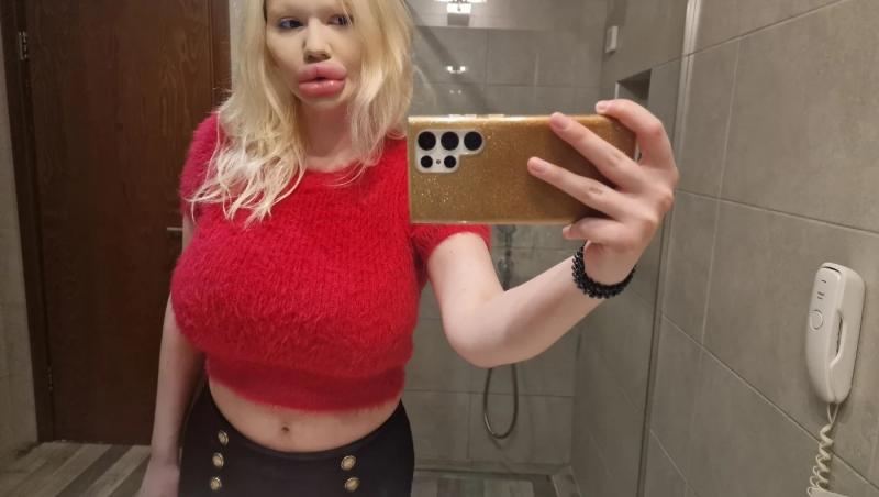 Andrea Ivanova, femeia cu cele mai mari buze din lume, a trezit noi controverse în mediul online după ce s-a filmat luând cina