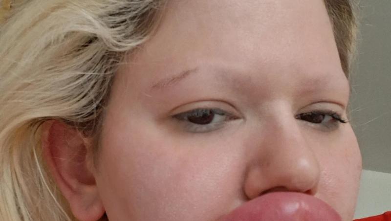 Andrea Ivanova, femeia cu cele mai mari buze din lume, a trezit noi controverse în mediul online după ce s-a filmat luând cina