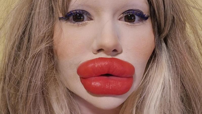 Andrea Ivanova, femeia cu cele mai mari buze din lume, a trezit noi controverse în mediul online după ce s-a filmat luând cina