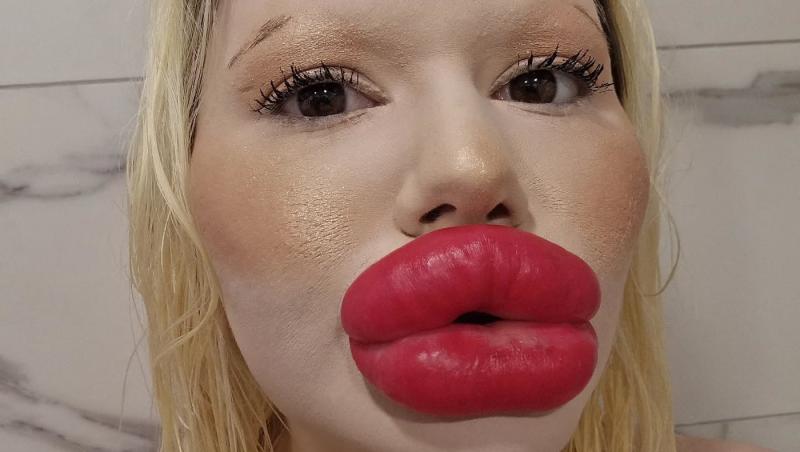 Andrea Ivanova, femeia cu cele mai mari buze din lume, a trezit noi controverse în mediul online după ce s-a filmat luând cina