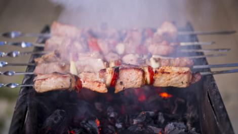 (P) Cărbune pentru grătar: tipuri, ardere și sfaturi pentru un grătar reușit