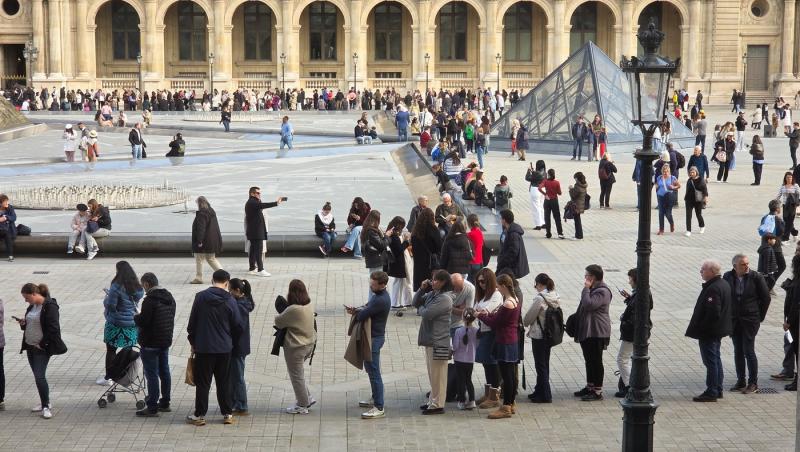 La cât au fost evaluate bijuteriile furate de la Muzeul Luvru. Ce avertizează procuroarea Parisului