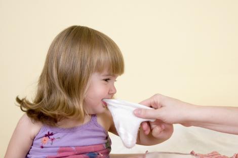 De ce mușcă copiii și cum îi ajutăm să se oprească