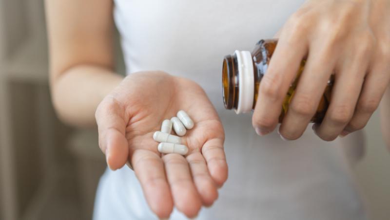 O femeie cu pastile în mână