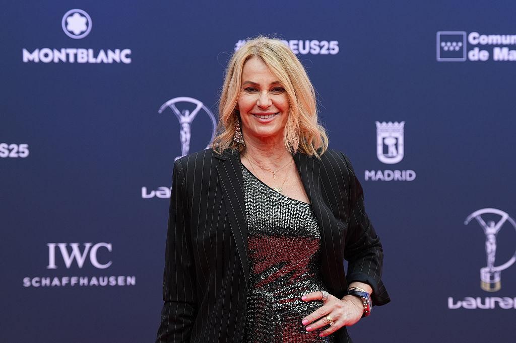 Nadia Comăneci îmbrăcată cu un sacou maro elegant, la un eveniment