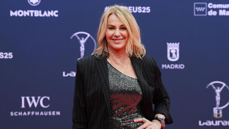Nadia Comăneci îmbrăcată cu un sacou maro elegant, la un eveniment