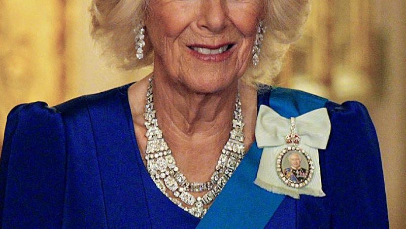 Regina Camilla, în negru în fața Papei. De ce nu poate îmbrăca haine albe