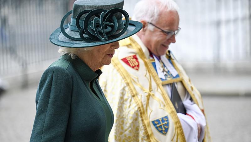 Regina Camilla, în negru în fața Papei. De ce nu poate îmbrăca haine albe