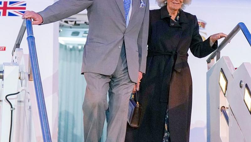 Regina Camilla, în negru în fața Papei. De ce nu poate îmbrăca haine albe