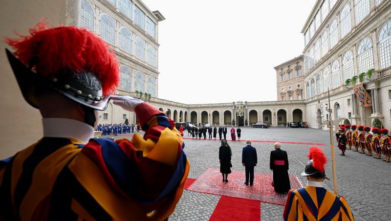 Regina Camilla, în negru în fața Papei. De ce nu poate îmbrăca haine albe