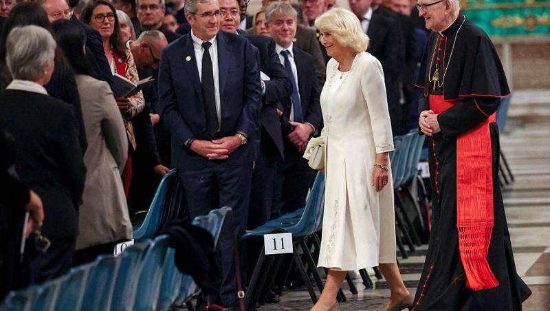 Regina Camilla, în negru în fața Papei. De ce nu poate îmbrăca haine albe