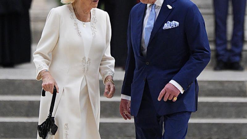 Regina Camilla, în negru în fața Papei. De ce nu poate îmbrăca haine albe