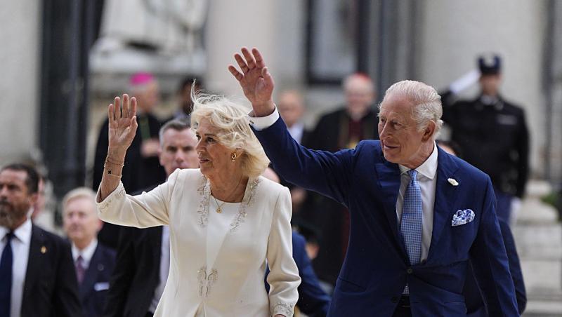 Regina Camilla, în negru în fața Papei. De ce nu poate îmbrăca haine albe