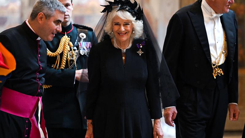 Regina Camilla, în negru în fața Papei. De ce nu poate îmbrăca haine albe